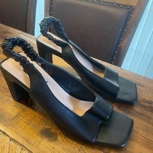 Very good black women sandals, and it is new..